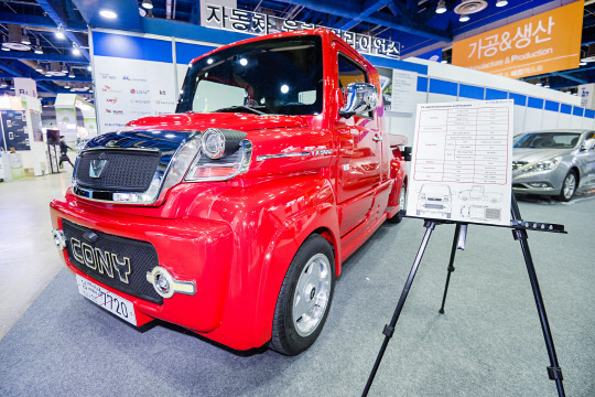 캠시스는 지난해 10월26일부터 29일까지 서울 삼성동 코엑스에서 열린 '2016 한국전자전(KES)'에 참가, 국내 자체 기술로 개발한 순수 전기자동차인 다용도 픽업트럭을 선보였다.  캠시스 제공